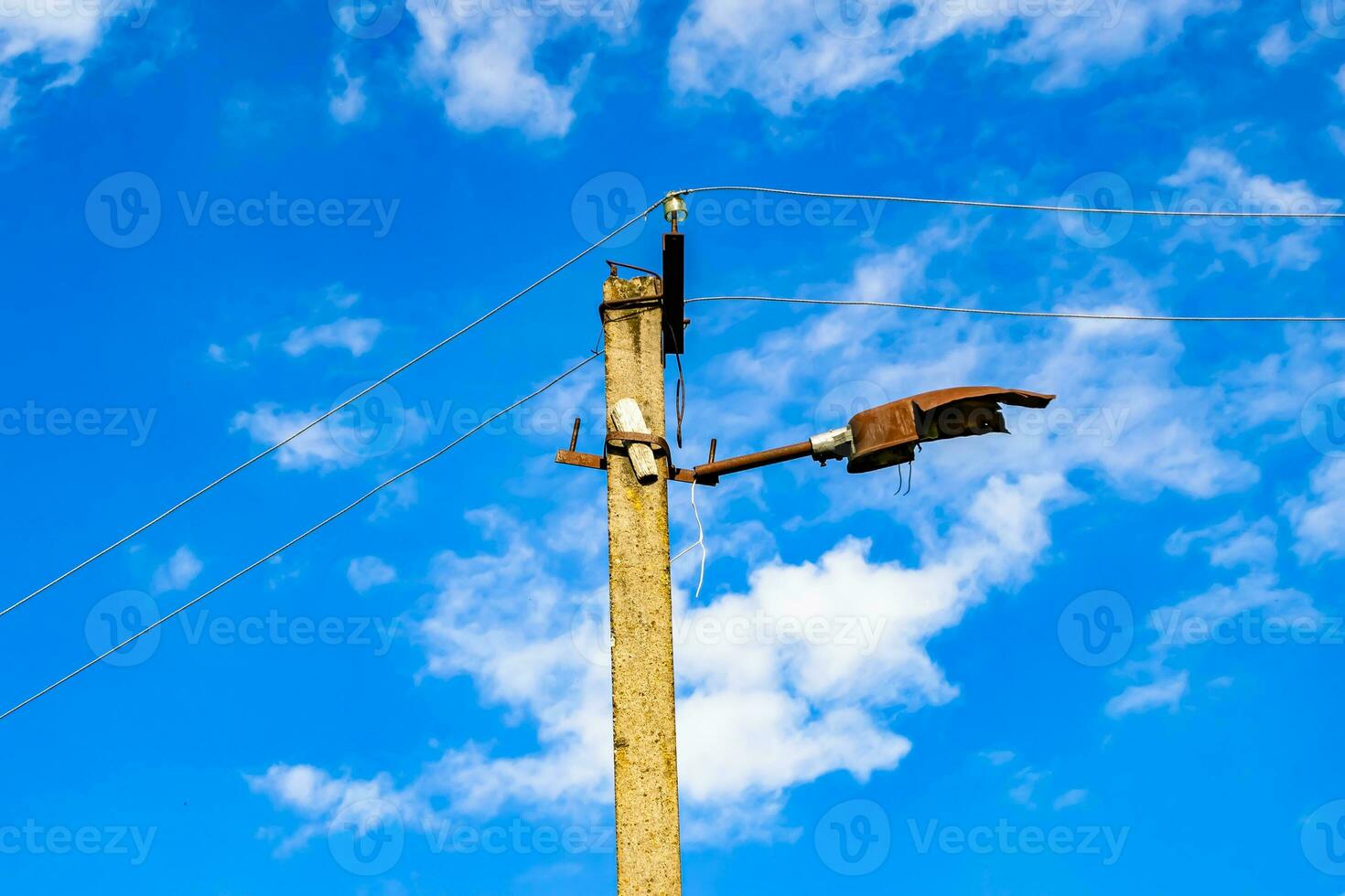 palo elettrico di potenza con filo di linea su sfondo colorato da vicino foto