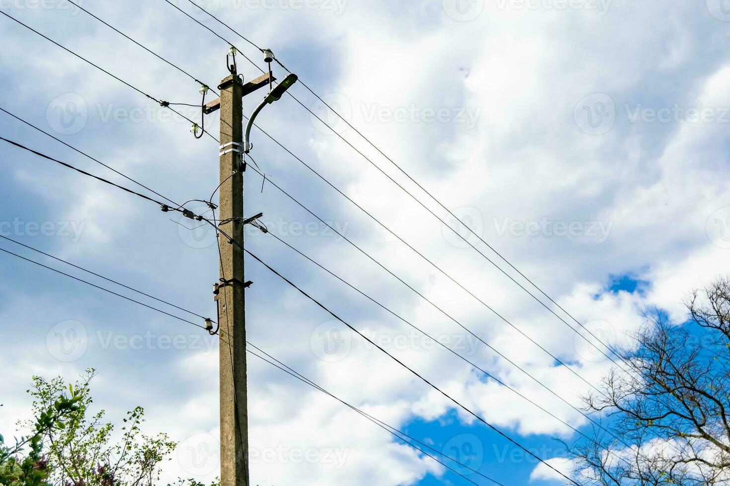 palo elettrico di potenza con filo di linea su sfondo colorato da vicino foto