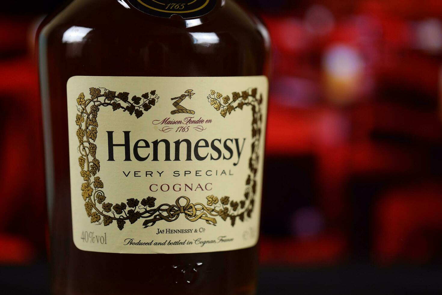Kharkov, Ucraina - febbraio 14, 2021 Hennessy molto speciale Cognac bottiglia su di legno tavolo con rosso bar interno su sfondo. elite alcool foto