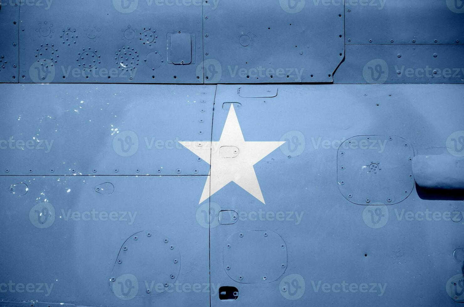 Somalia bandiera raffigurato su lato parte di militare blindato elicottero avvicinamento. esercito forze aereo concettuale sfondo foto