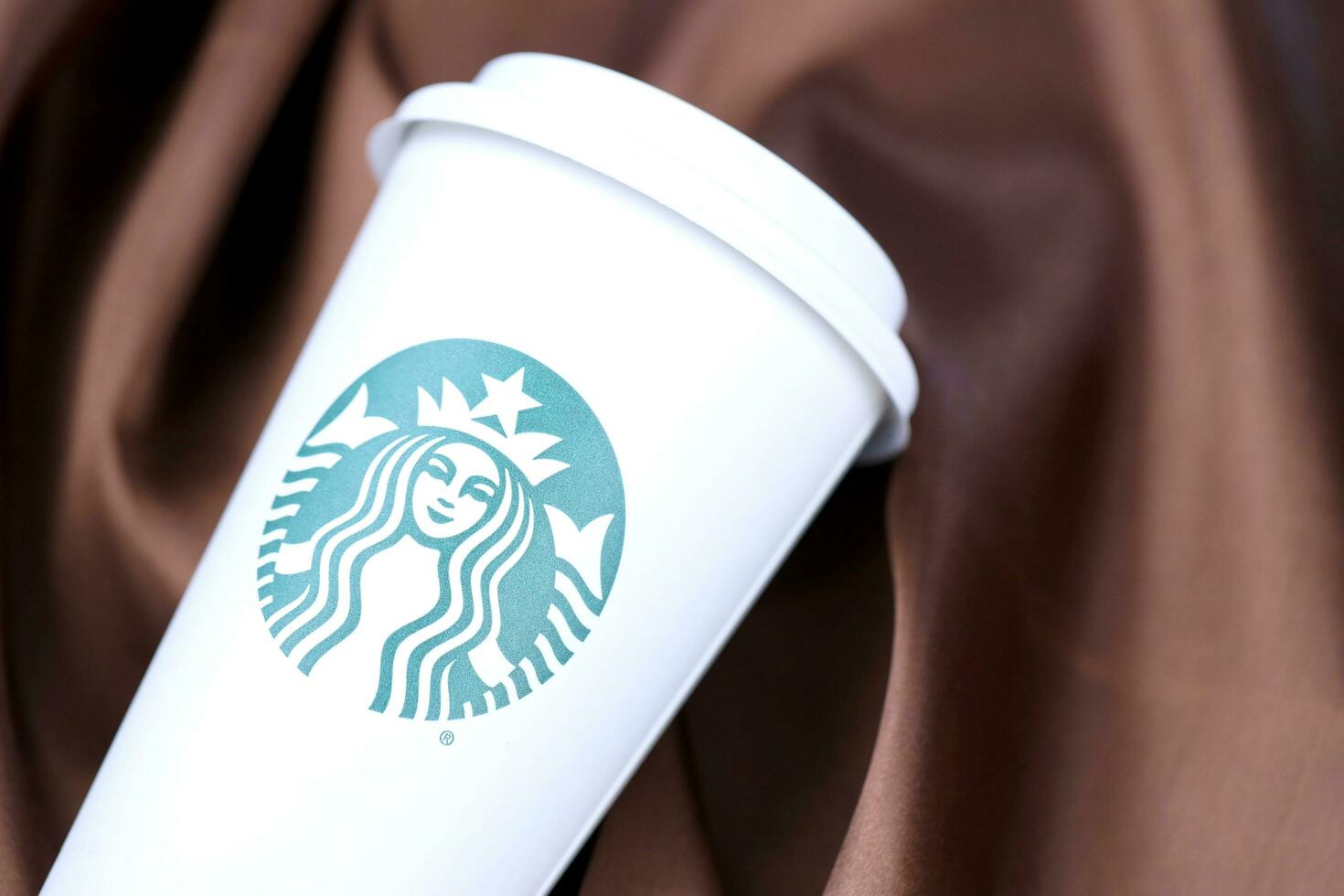 Kharkov, Ucraina - marzo 15, 2021 Starbucks tazza con verde logo. Starbucks  società è multinazionale catena di caffetteria con sede nel Seattle,  Washington 31234577 Stock Photo su Vecteezy