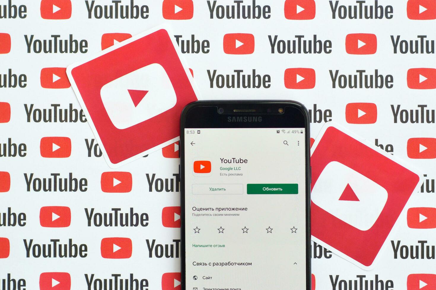 Youtube App su Samsung smartphone schermo su carta bandiera con piccolo Youtube loghi e iscrizioni. Youtube è Google filiale e americano maggior parte popolare condivisione video piattaforma foto