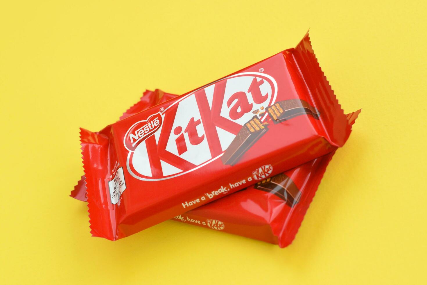 kit Kat cioccolato bar nel rosso involucro bugie su giallo sfondo. kit Kat creato di Rowntree di York nel unito regno e è adesso prodotta globalmente di annidarsi foto