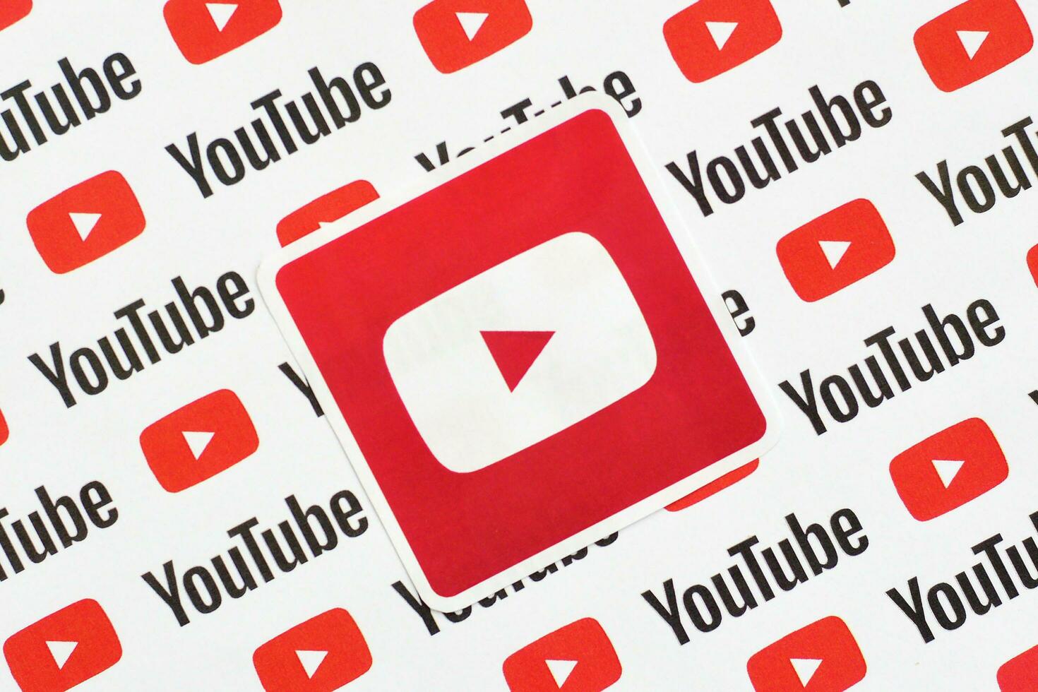 Youtube logo etichetta su modello stampato su carta con piccolo Youtube loghi e iscrizioni. Youtube è Google filiale e americano maggior parte popolare condivisione video piattaforma foto