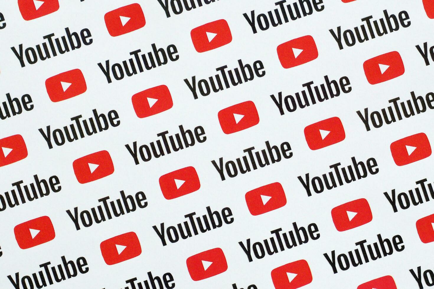 Youtube modello stampato su carta con piccolo Youtube loghi e iscrizioni. Youtube è Google filiale e americano maggior parte popolare condivisione video piattaforma foto