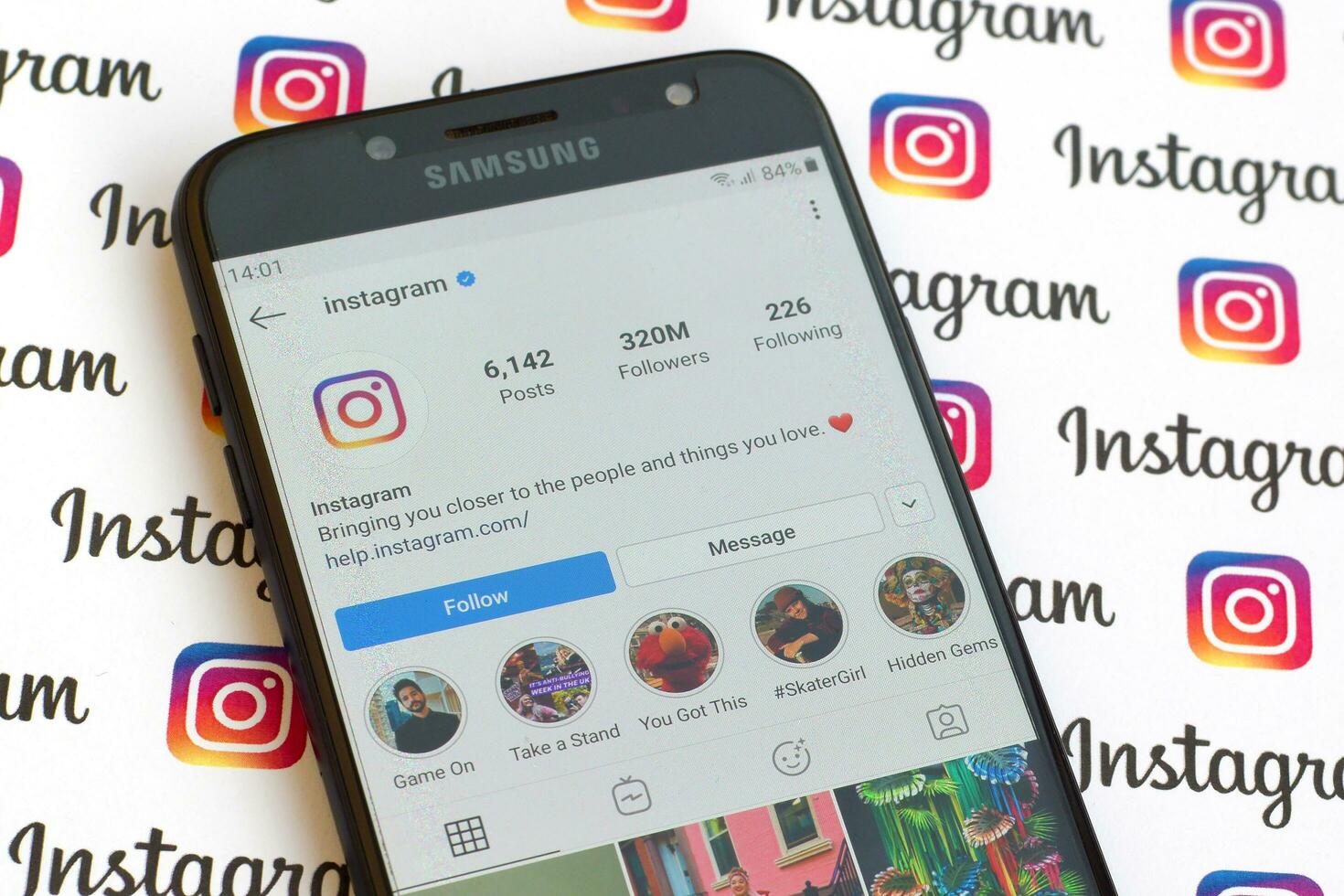 principale ufficiale instagram account su smartphone schermo su carta instagram striscione. foto
