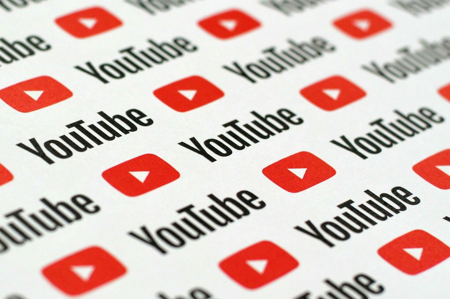 Youtube modello stampato su carta con piccolo Youtube loghi e iscrizioni. Youtube è Google filiale e americano maggior parte popolare condivisione video piattaforma foto