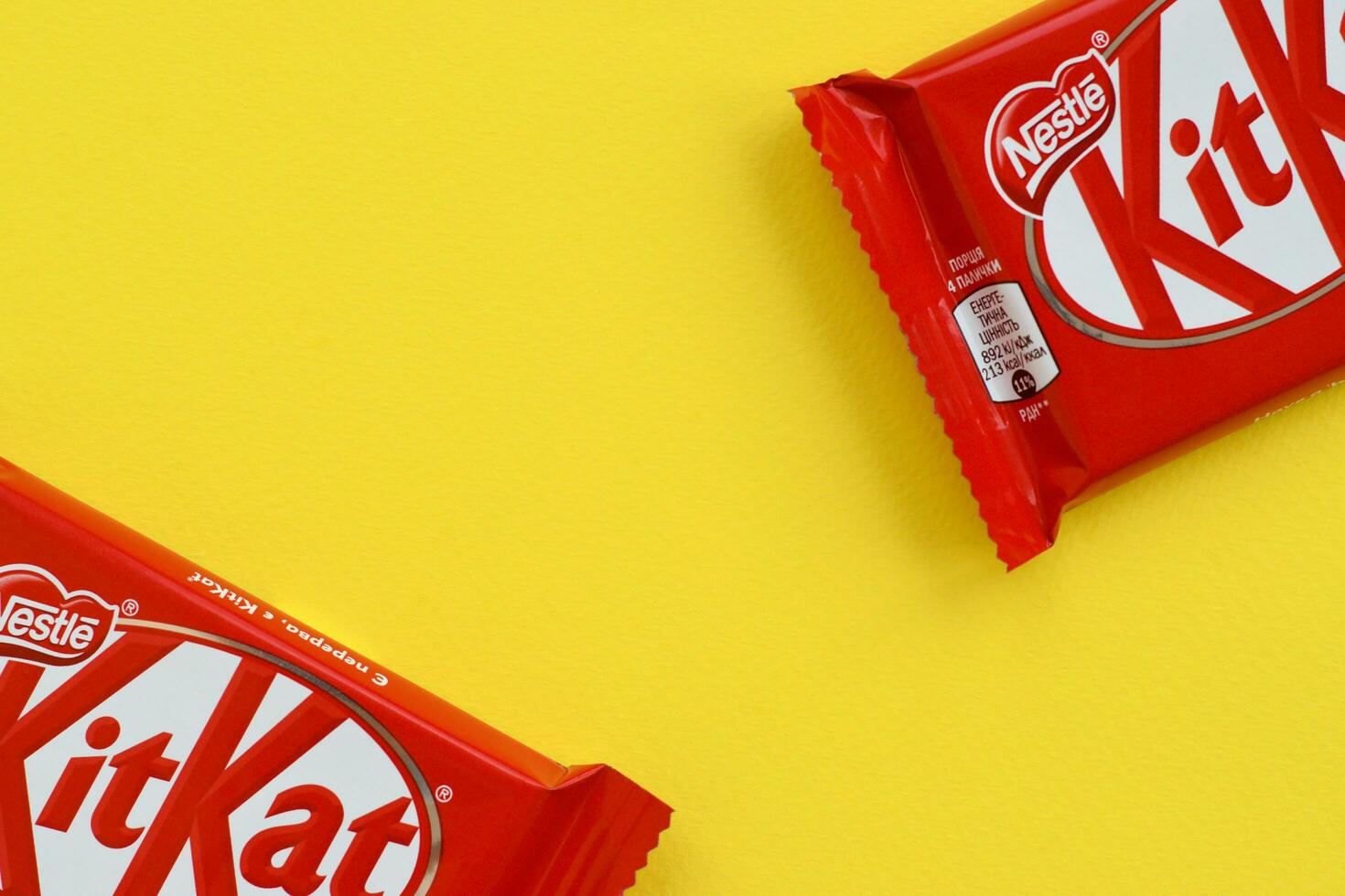 kit Kat cioccolato bar nel rosso involucro bugie su giallo sfondo. kit Kat creato di Rowntree di York nel unito regno e è adesso prodotta globalmente di annidarsi foto