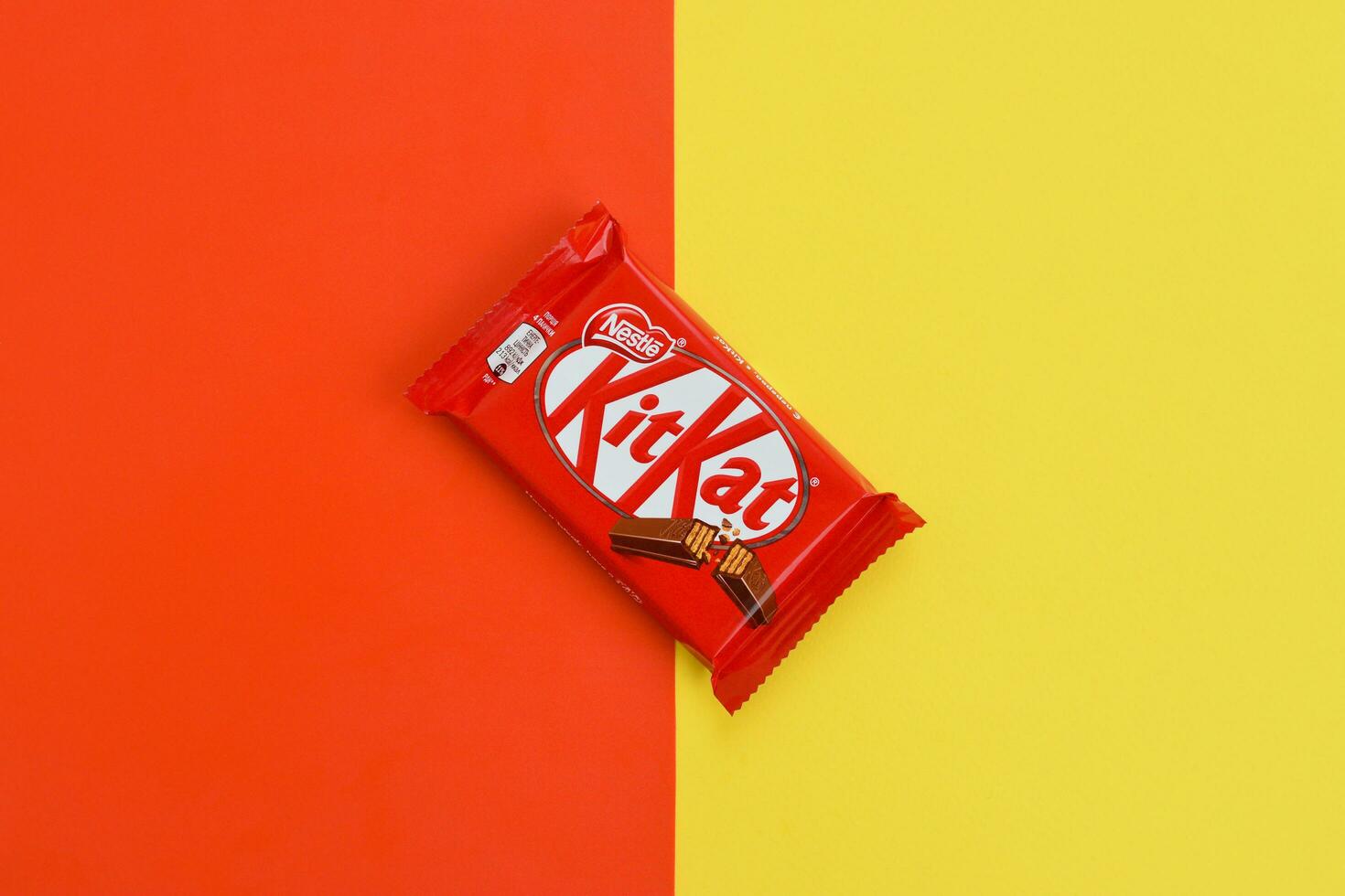 kit Kat cioccolato barre nel rosso involucro bugie su giallo e rosso sfondo. kit Kat creato di Rowntree di York nel unito regno e è adesso prodotta globalmente di annidarsi foto