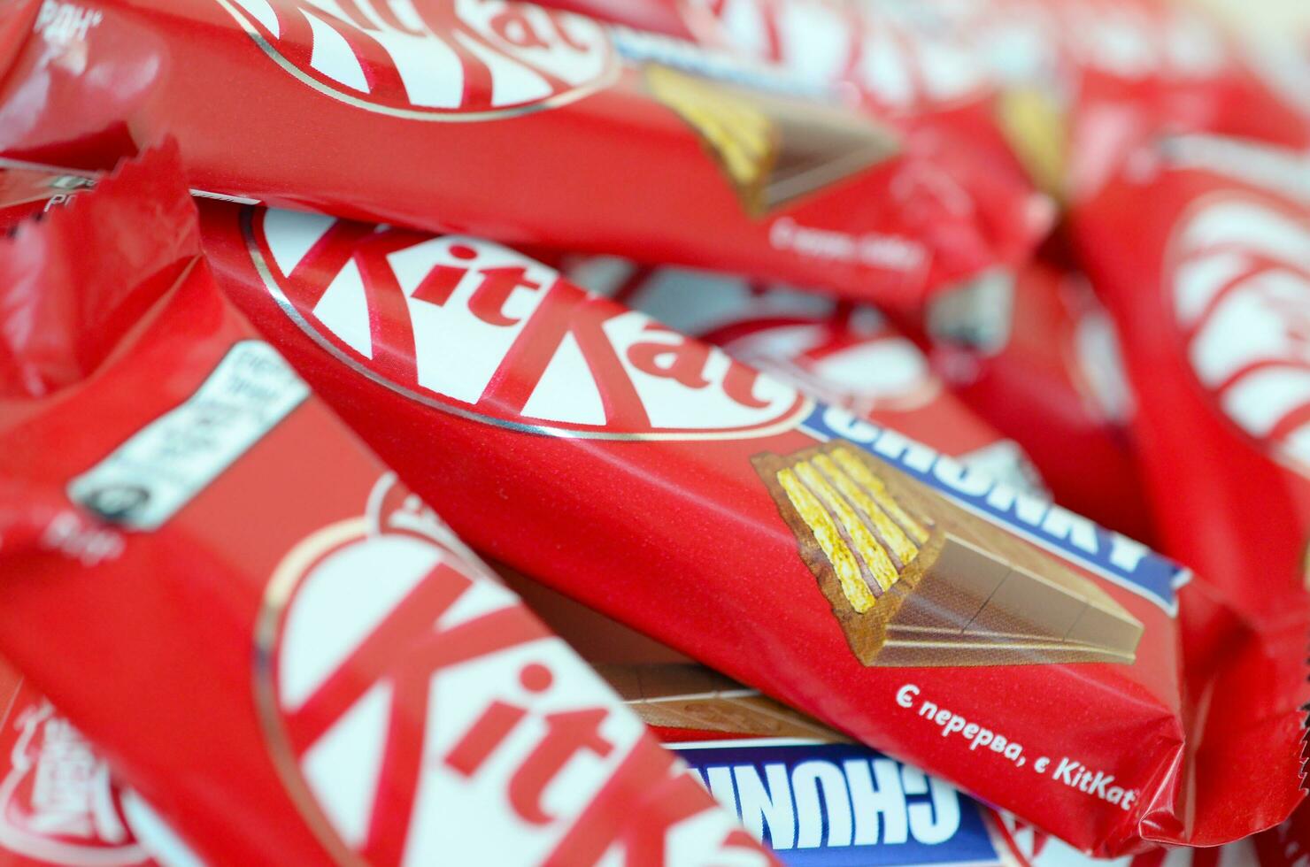 kit Kat è un' cioccolato coperto wafer bar creato nel 1911 di Rowntree di York, Inghilterra. annidarsi quale acquisito Rowntree nel 1988 adesso vende kit Kat globalmente foto