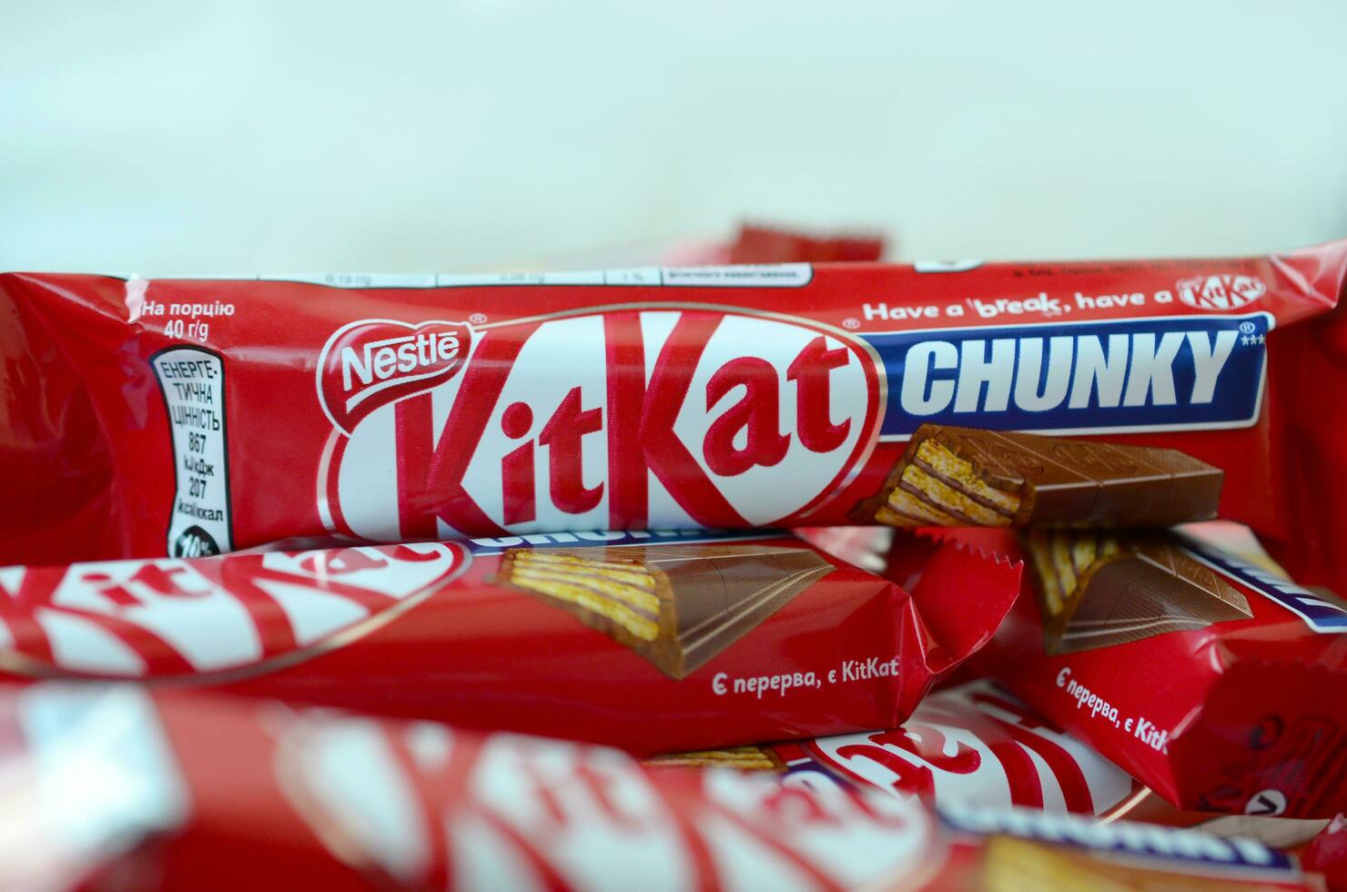 kit Kat è un' cioccolato coperto wafer bar creato nel 1911 di Rowntree di York, Inghilterra. annidarsi quale acquisito Rowntree nel 1988 adesso vende kit Kat globalmente foto