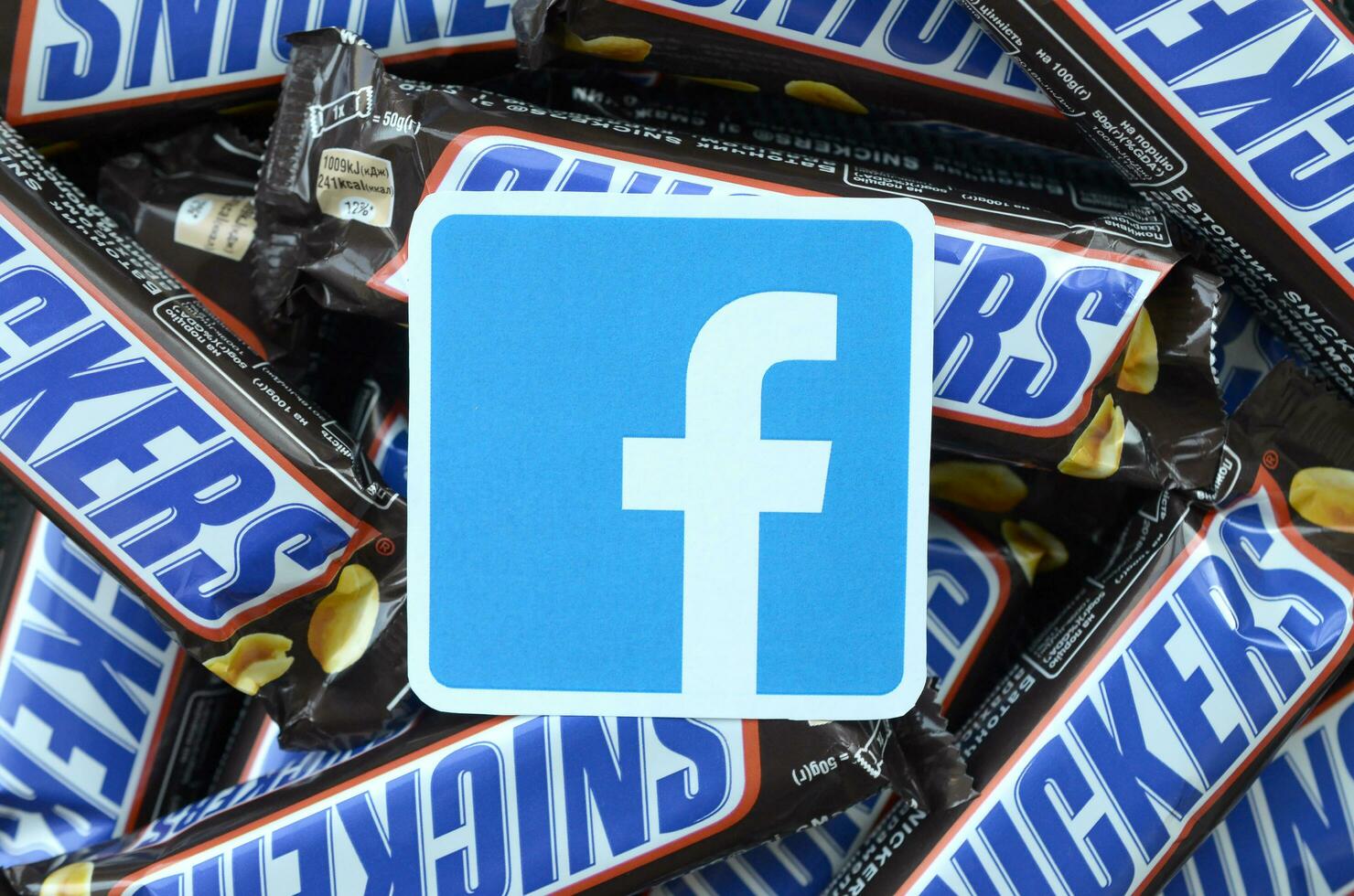 Facebook carta logo su molti risatine cioccolato coperto wafer barre nel Marrone avvolgere. pubblicità cioccolato Prodotto nel Facebook sociale Rete e mondo largo ragnatela foto