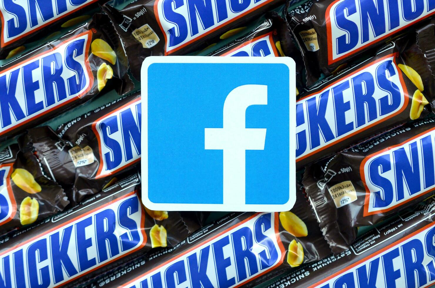 Facebook carta logo su molti risatine cioccolato coperto wafer barre nel Marrone avvolgere. pubblicità cioccolato Prodotto nel Facebook sociale Rete e mondo largo ragnatela foto