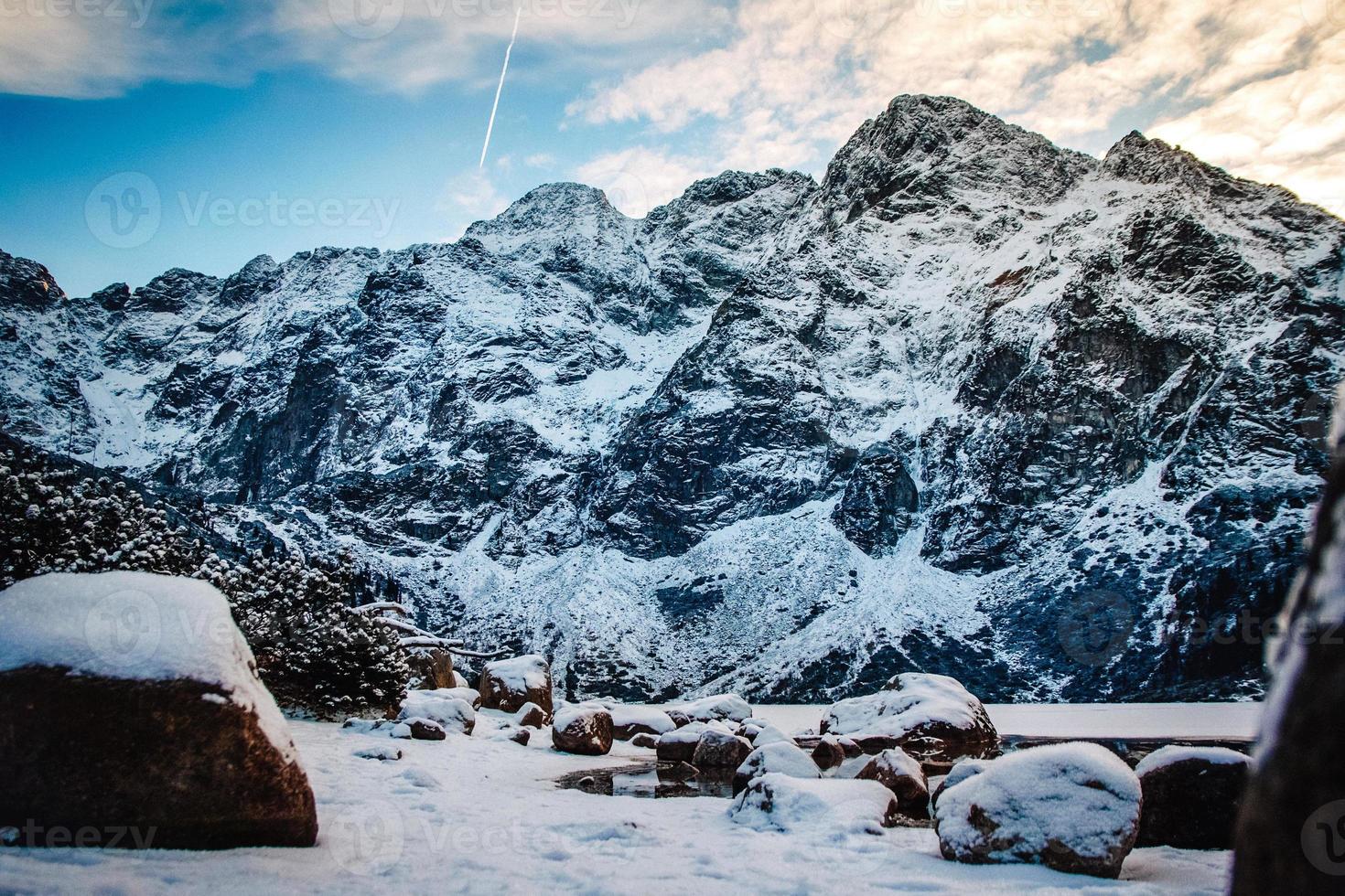 alberi di montagna coperti di neve. gli alberi sono congelati foto