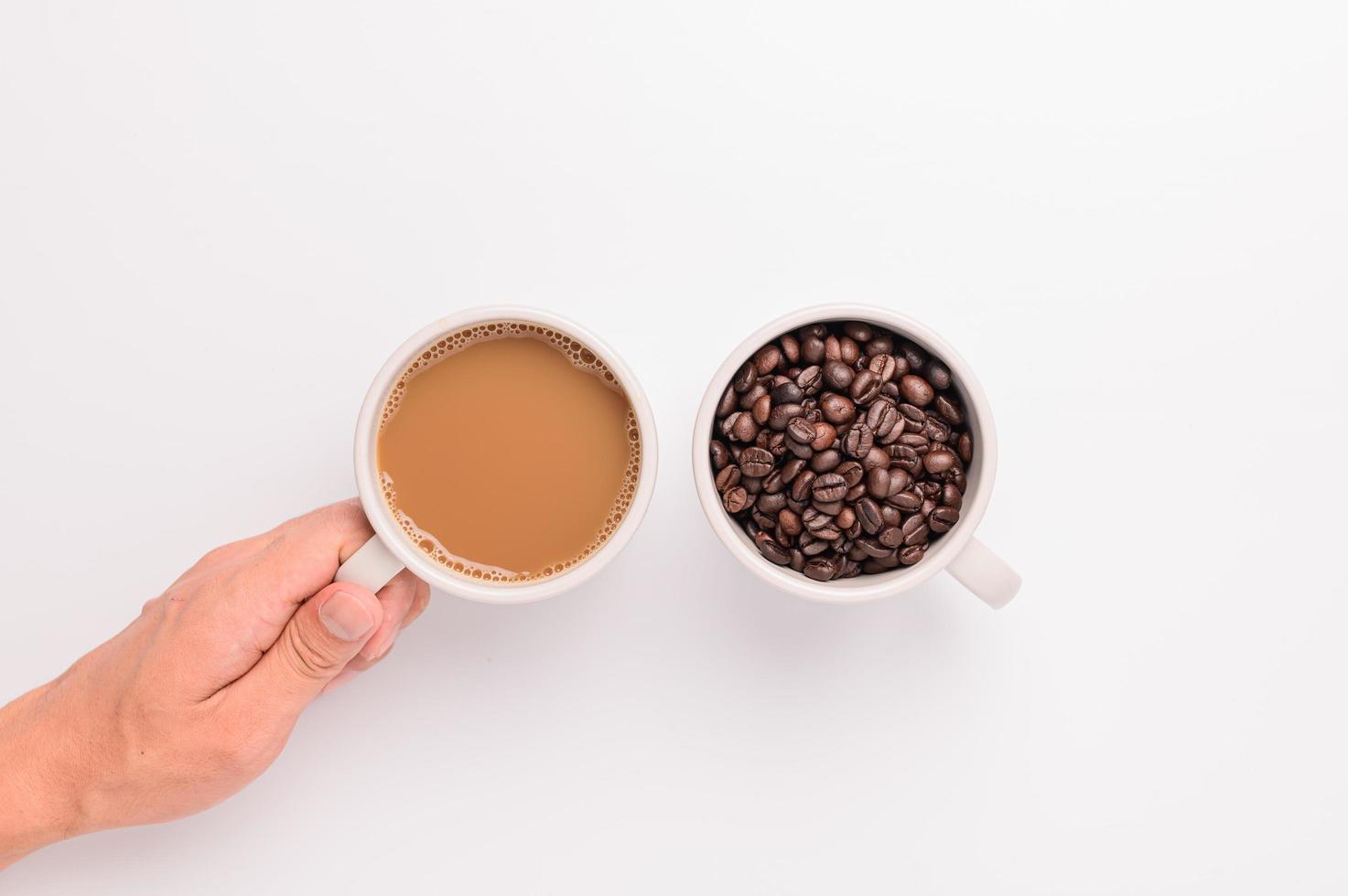 tazza di caffè, chicchi di caffè, scena di sfondo bianco foto