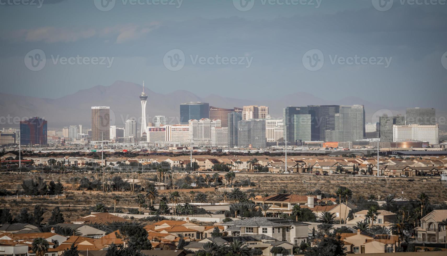 las vegas città circondata da montagne di roccia rossa e valle di fuoco foto