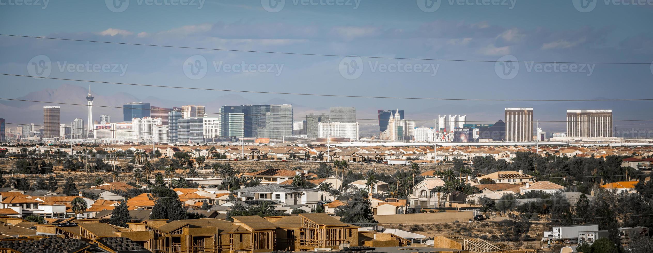 las vegas città circondata da montagne di roccia rossa e valle di fuoco foto