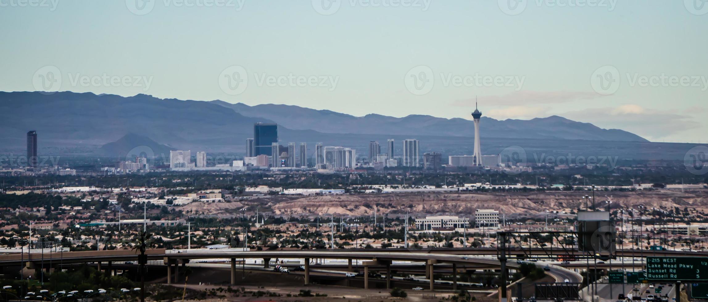 las vegas città circondata da montagne di roccia rossa e valle di fuoco foto