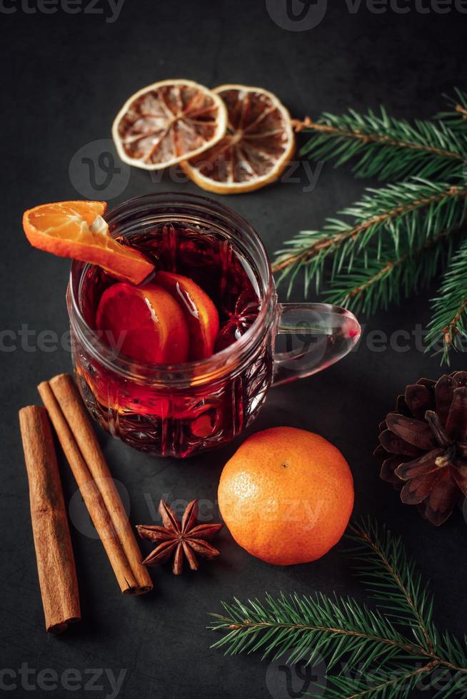 bevanda calda di Natale con spezie e frutta foto