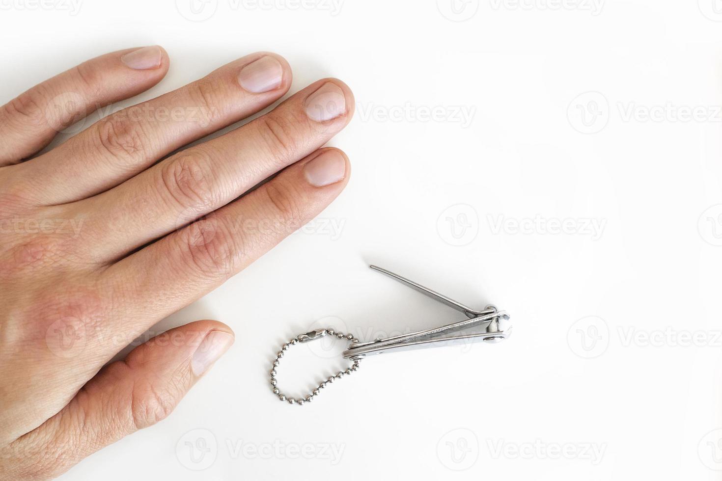 unghie tagliate di un giovane uomo foto