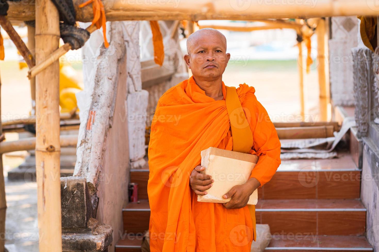 monaci in thailandia con un libro foto