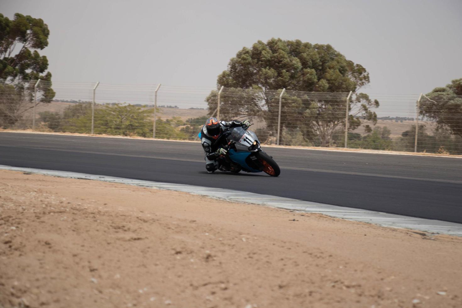 città, campagna, mmm gg, aaaa - competizione motociclistica in una pista foto