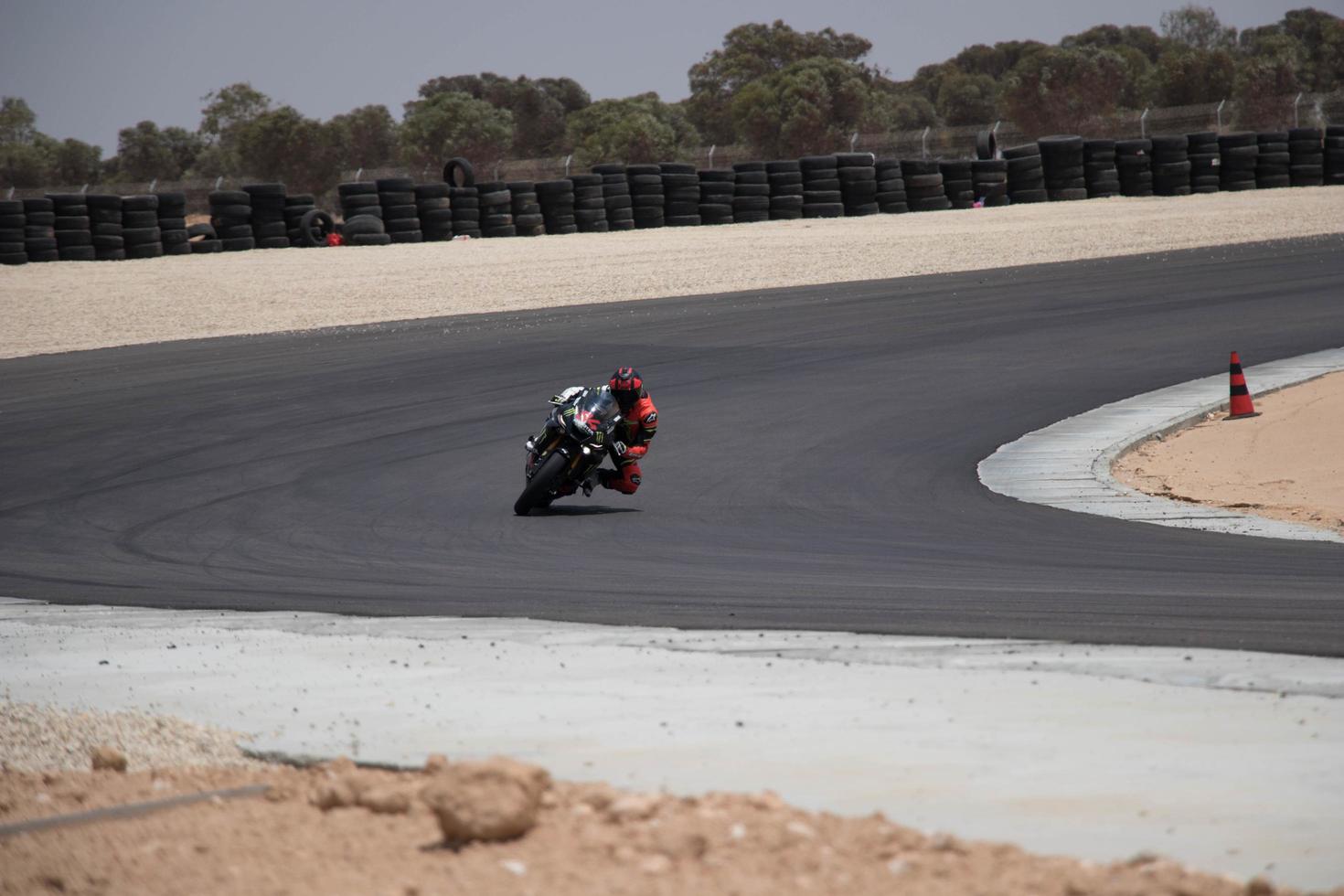 città, campagna, mmm gg, aaaa - competizione motociclistica in una pista foto