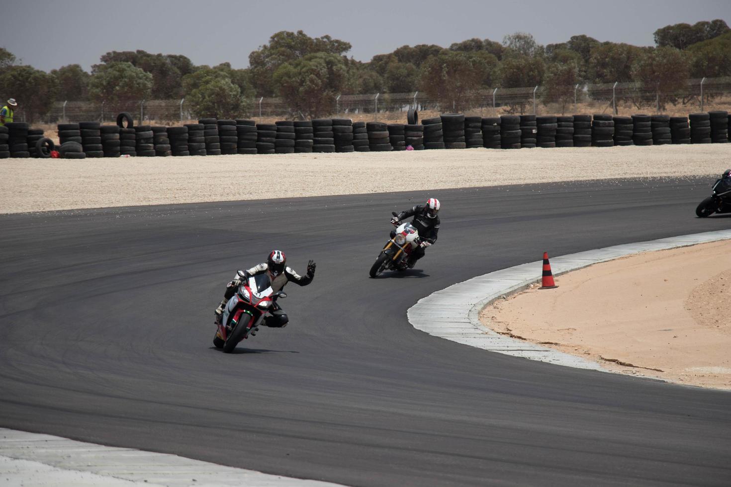 città, campagna, mmm gg, aaaa - competizione motociclistica in una pista foto