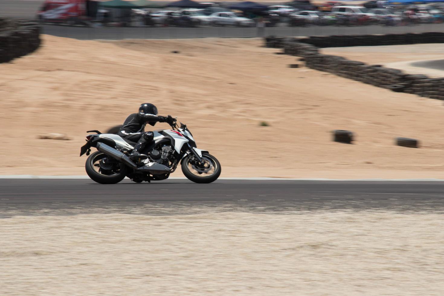 città, campagna, mmm gg, aaaa - competizione motociclistica in una pista foto