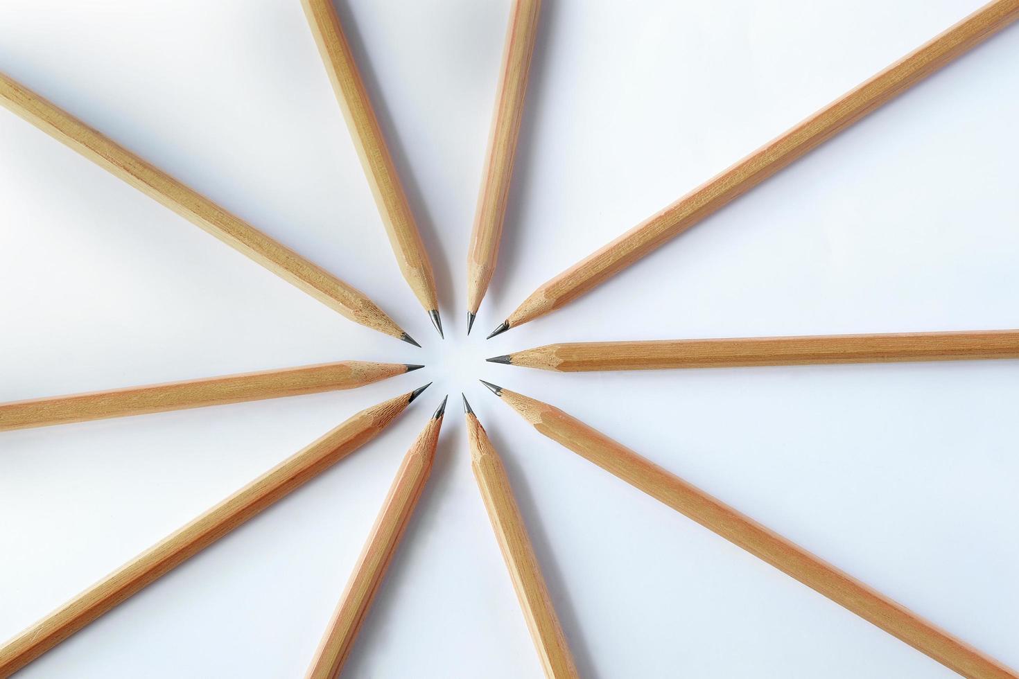 gruppo di matita in legno isolato su sfondo bianco. foto