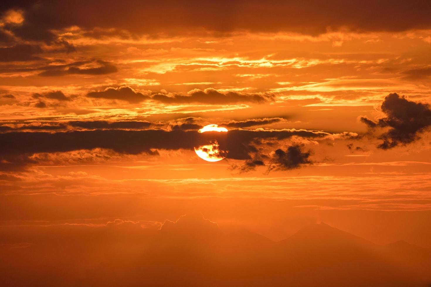 bellissimo tramonto arancione dorato sull'oceano. foto