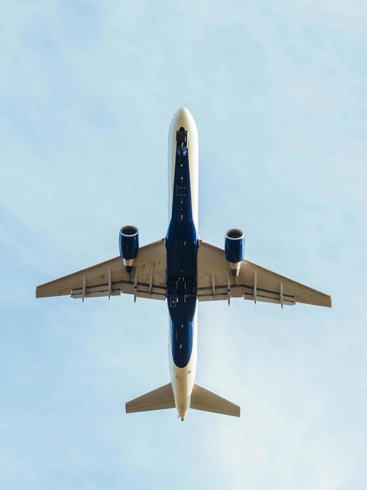 un aereo commerciale in decollo foto