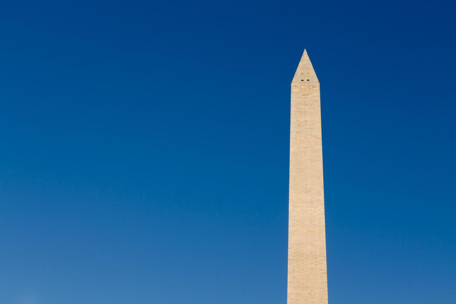 monumento di Washington in una giornata di sole. foto