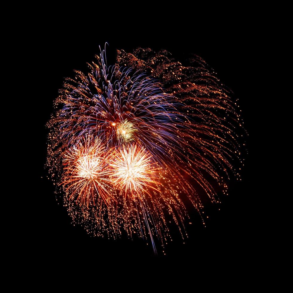 bellissimi fuochi d'artificio su sfondo nero. foto
