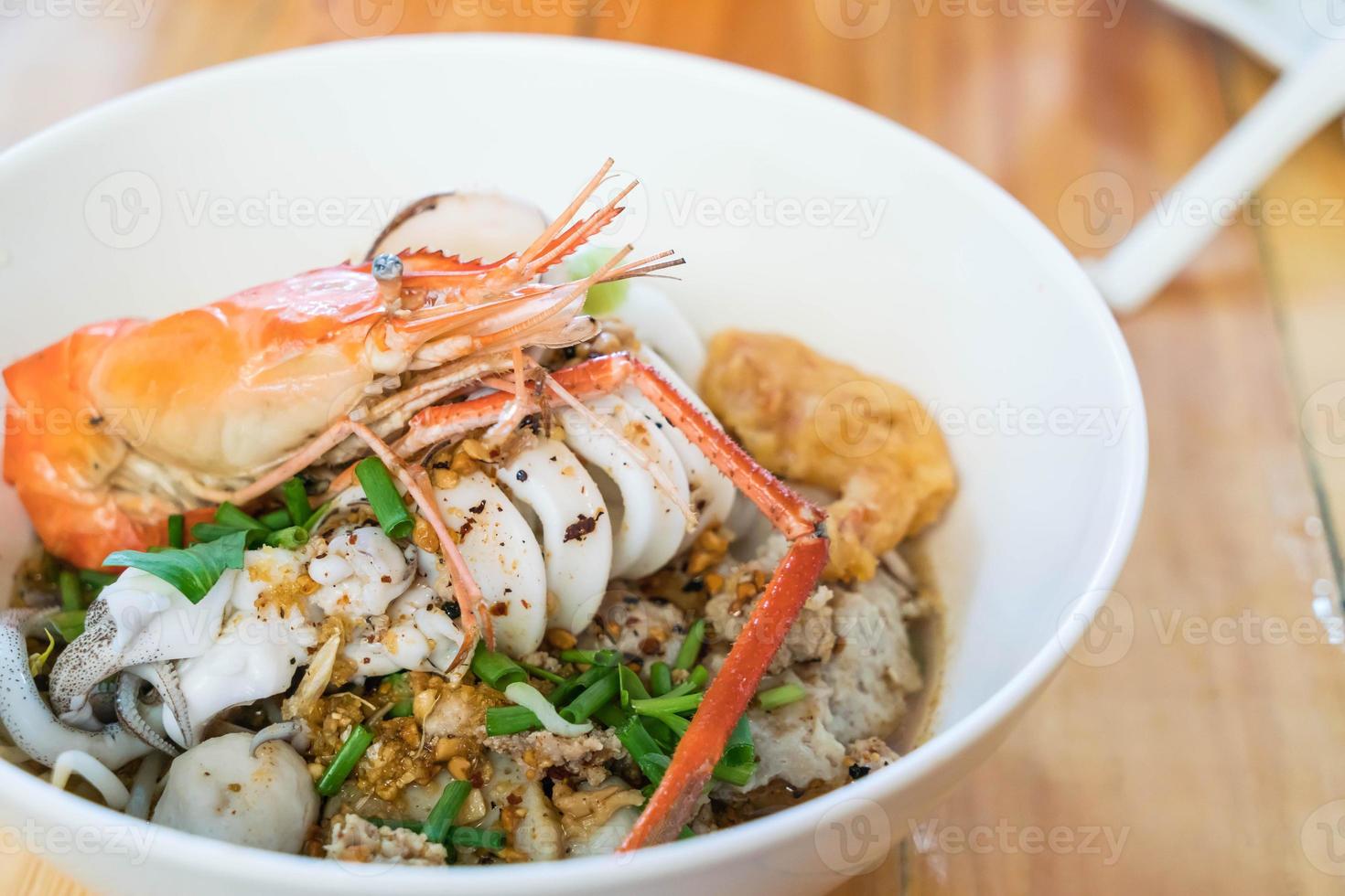 zuppa di noodle piccante ai frutti di mare asiatica foto