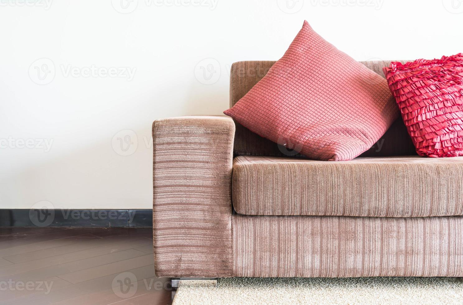 bellissimo cuscino sulla decorazione del divano nel soggiorno foto