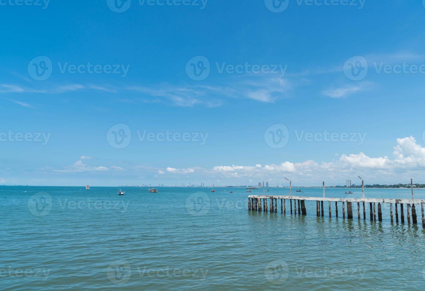 percorso pedonale in legno sulla spiaggia che porta al mare foto