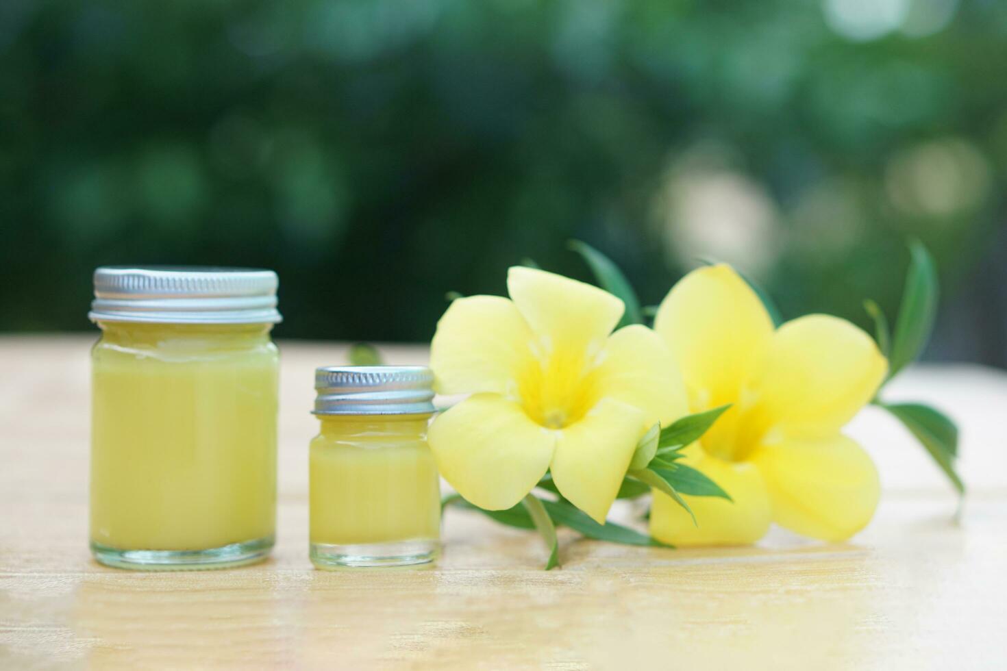 bottiglie di fatti in casa tailandese erbaceo unguento. concetto, tailandese Locale saggezza per uso fragrante medicinale erbe aromatiche per rendere inalatore e massaggio balsamo. foto