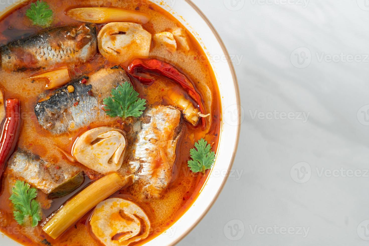 tom yum sgombro in scatola in zuppa piccante foto