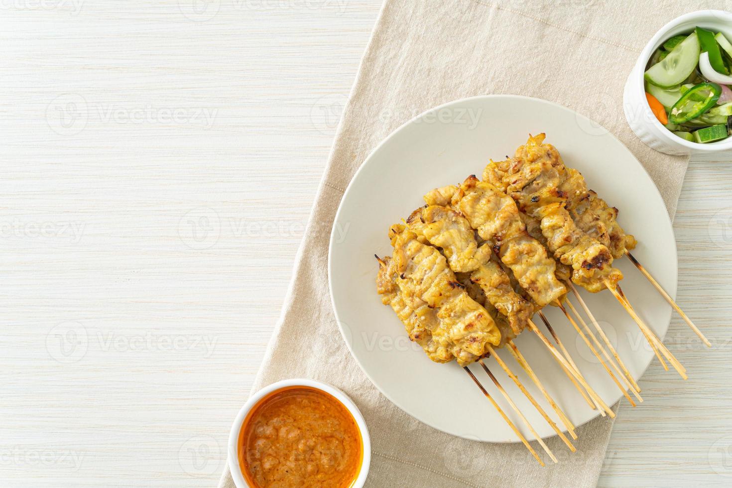 satay di maiale con salsa di arachidi foto