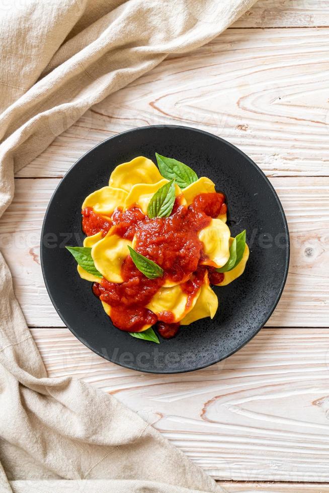 ravioli al sugo di pomodoro e basilico foto