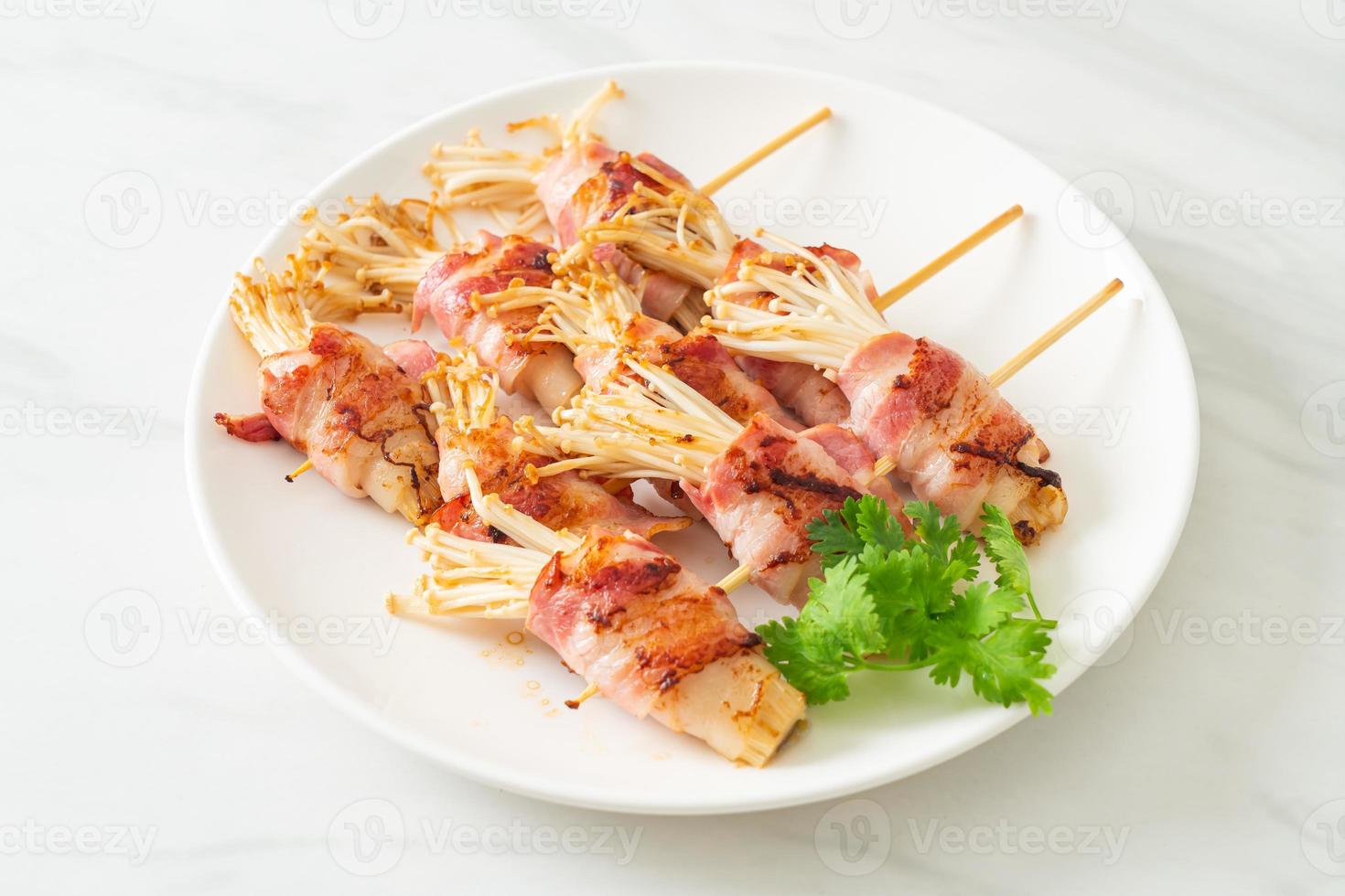 funghi aghi d'oro avvolti nel bacon foto