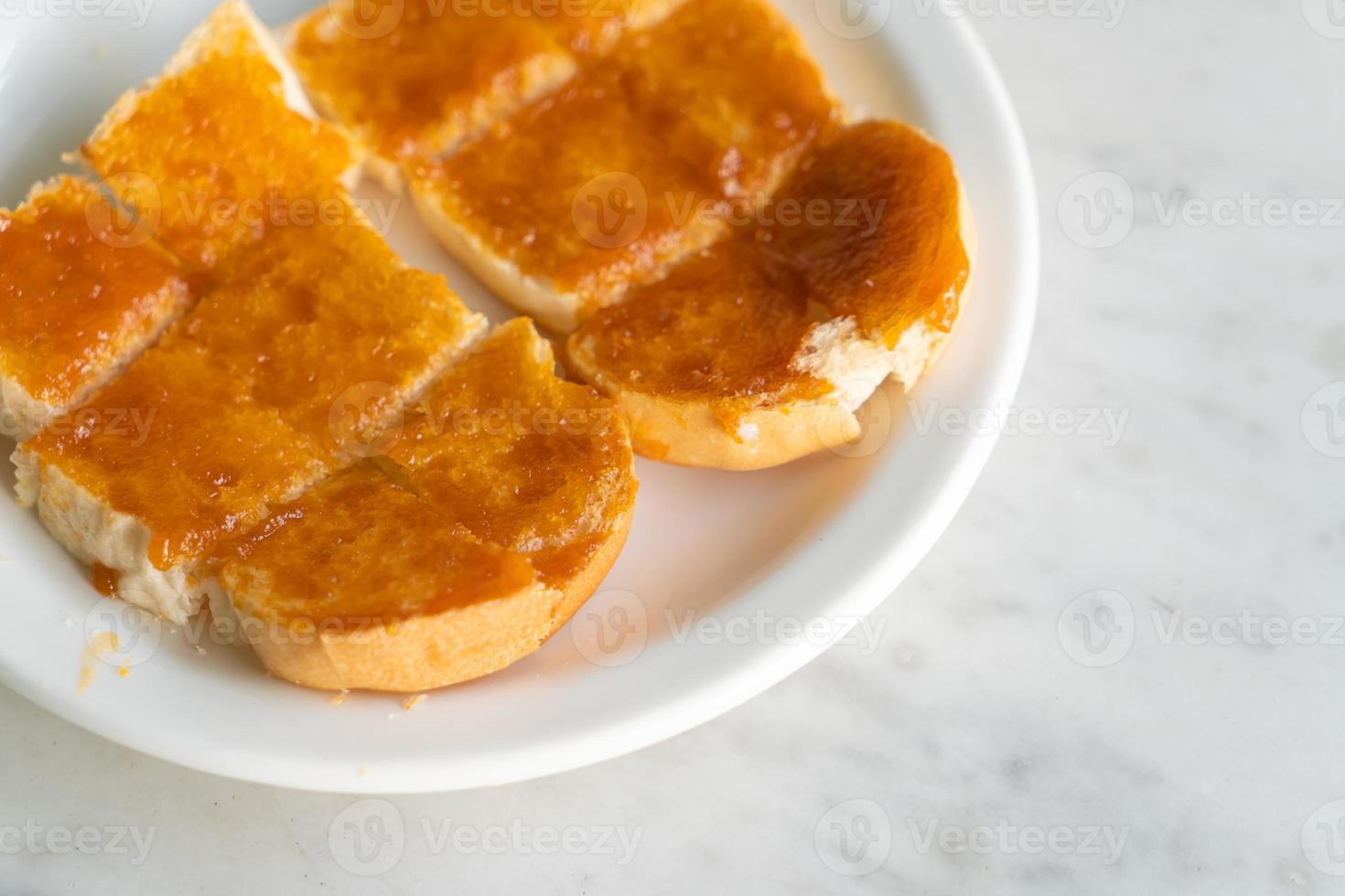 crema pasticcera con pane tostato foto