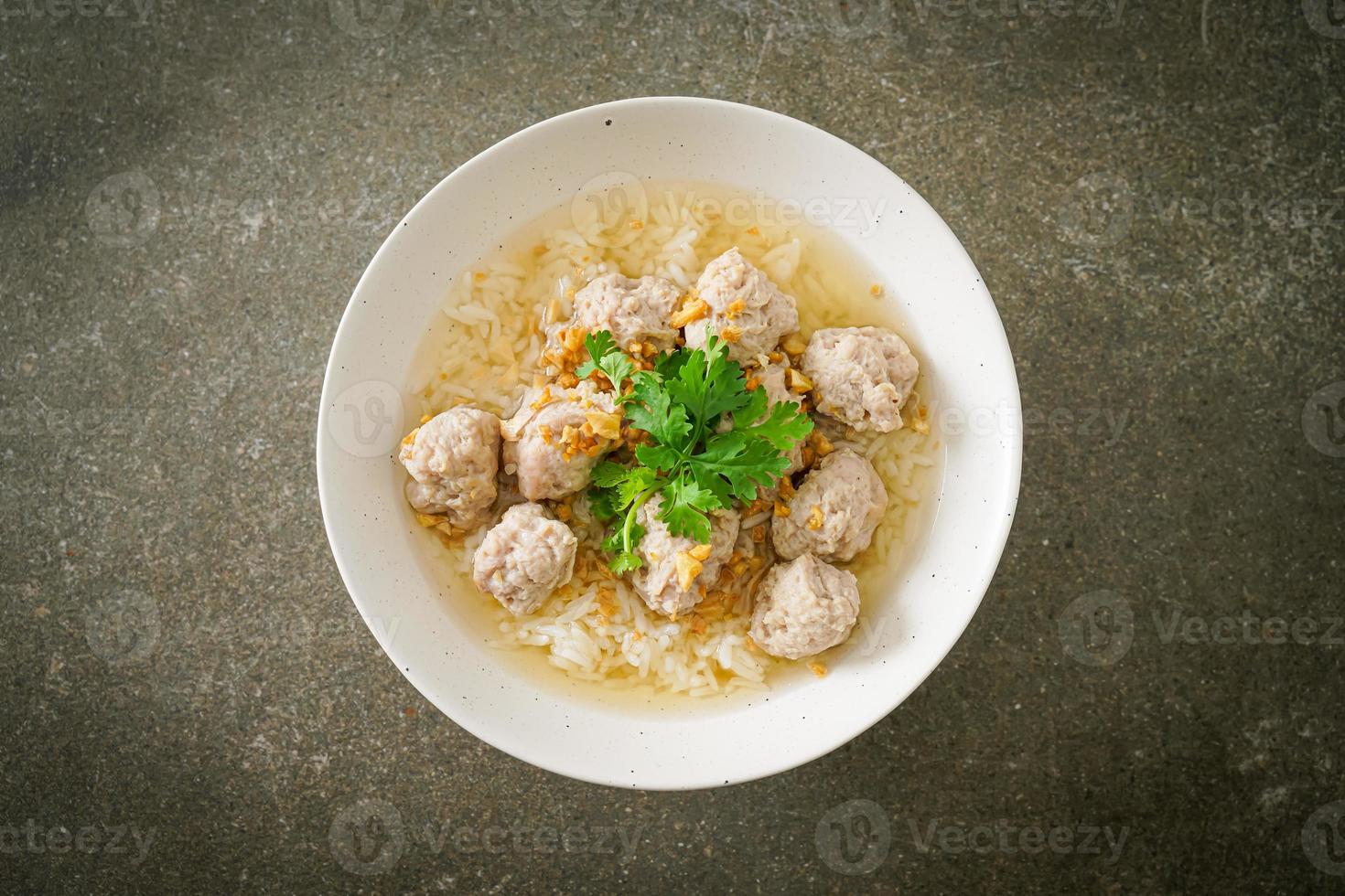 riso bollito con ciotola di maiale foto