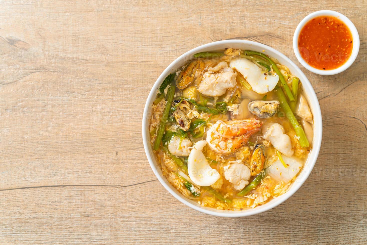 zuppa sukiyaki con ciotola di frutti di mare foto