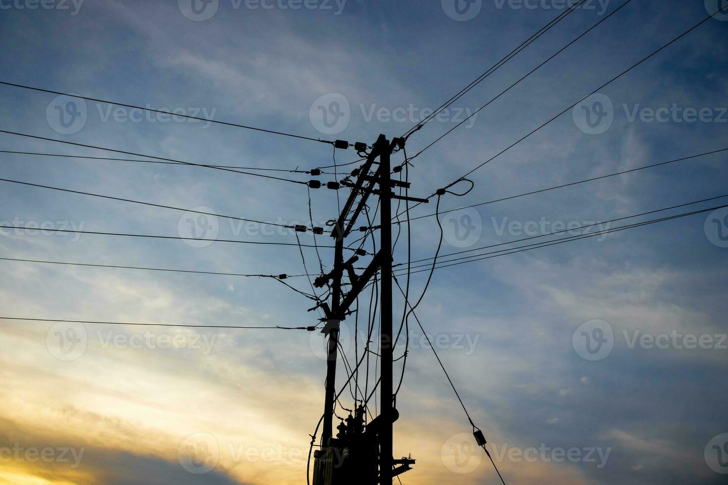 silhouette di elettrico polo con bellissimo cielo foto