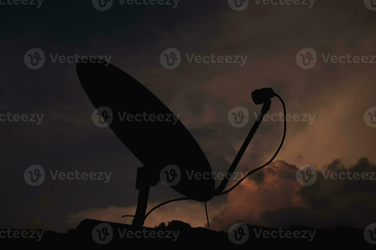 silhouette di satellitare piatto su tramonto cielo. foto