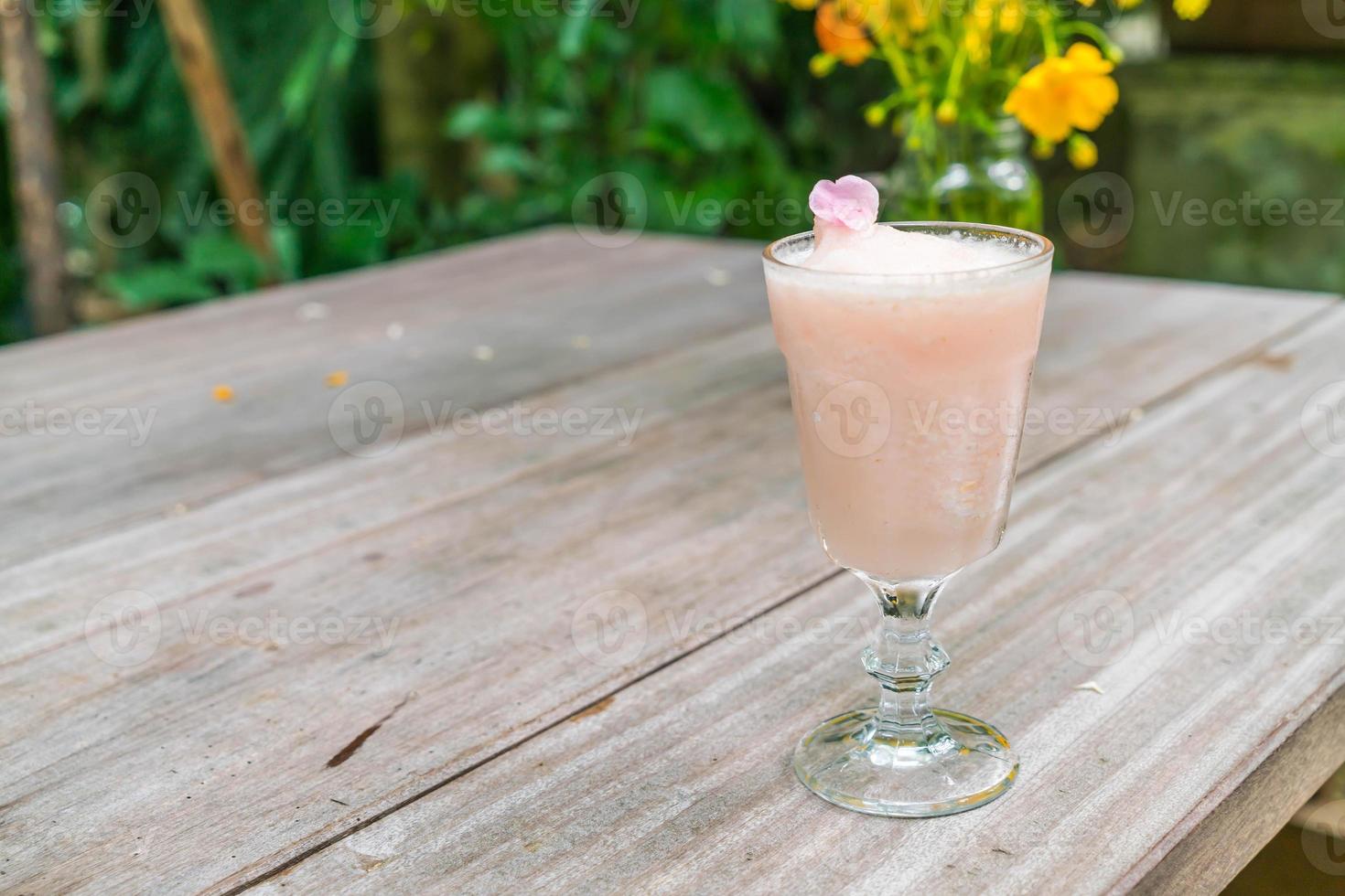 litchi con frullato di rose sul tavolo di legno foto