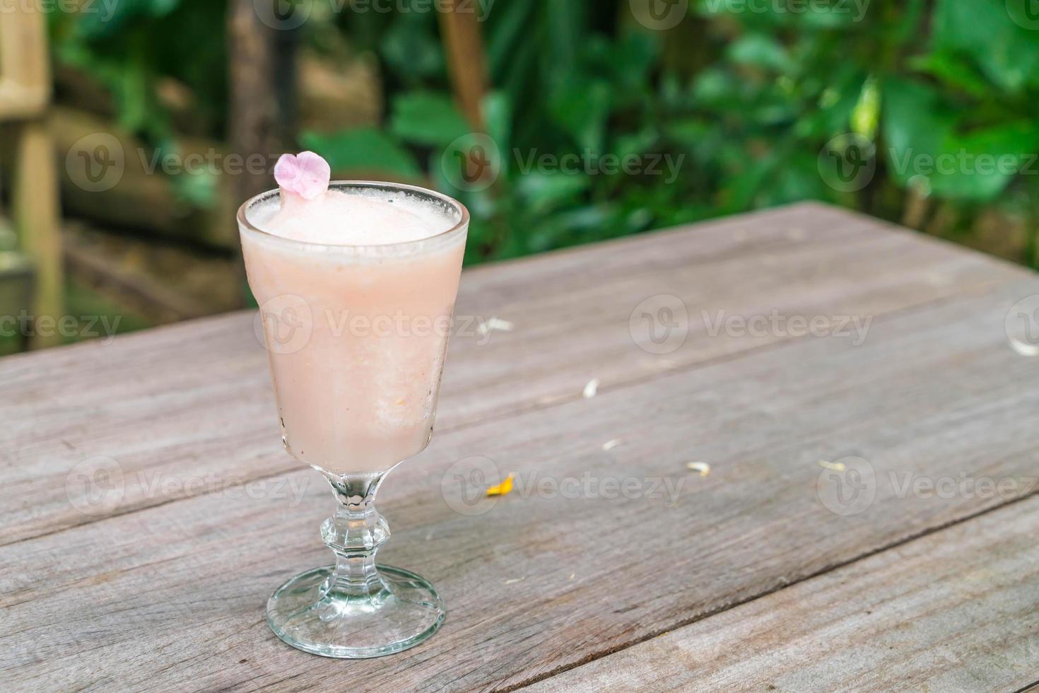 litchi con frullato di rose sul tavolo di legno foto