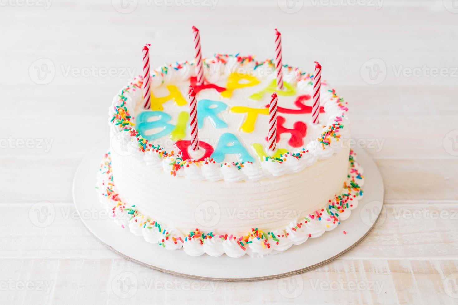 torta di buon compleanno sul tavolo foto